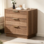 Table de chevet en bois cannelé à 3 tiroirs, table de chevet moderne du milieu du siècle de 60 cm de large, table d'appoint de rangement avec poignées métalliques pour chambre et salon.